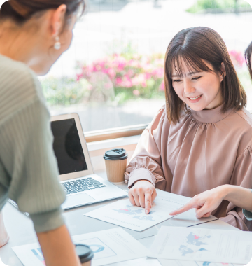 打ち合わせをする女性