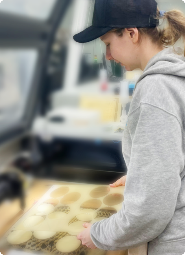 アクリル加工機器を操作するスタッフ